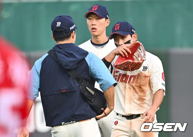 [OSEN=부산, 이석우 기자] 7일 부산 사직야구장에서 2024 신한 SOL 뱅크 KBO 리그 롯데 자이언츠와 SSG 랜더스의 경기가 열렸다. 홈팀 롯데는 박세웅이 선발 출전하고 SSG는 앤더슨이 선발 출전했다.롯데 자이언츠 황성빈이 4회초 수비 도중 교체를 요청해 더그아웃으로 들어가고 있다. 2024.09.07 / foto0307@osen.co.kr