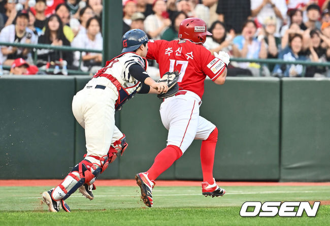 [OSEN=부산, 이석우 기자] 7일 부산 사직야구장에서 2024 신한 SOL 뱅크 KBO 리그 롯데 자이언츠와 SSG 랜더스의 경기가 열렸다. 홈팀 롯데는 박세웅이 선발 출전하고 SSG는 앤더슨이 선발 출전했다.롯데 자이언츠 손성빈이 4회초 무사 1,3루 SSG 랜더스 최정의 3루 땅볼때 추신수를 태그 아웃시키고 있다. 2024.09.07 / foto0307@osen.co.kr