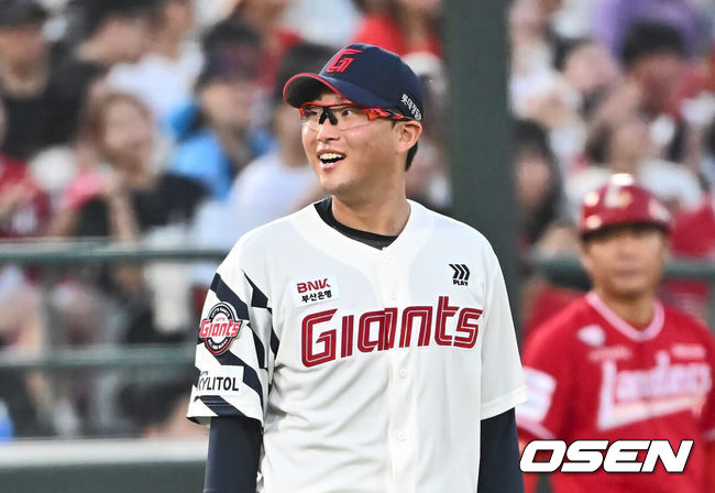 [OSEN=부산, 이석우 기자] 7일 부산 사직야구장에서 2024 신한 SOL 뱅크 KBO 리그 롯데 자이언츠와 SSG 랜더스의 경기가 열렸다. 홈팀 롯데는 박세웅이 선발 출전하고 SSG는 앤더슨이 선발 출전했다.롯데 자이언츠 선발 투수 박세웅이 6회초 2사 1루 SSG 랜더스 에레디아에게 우익수 앞 안타를 맞고 아쉬운듯 미소를 짓고 있다. 2024.09.07 / foto0307@osen.co.kr