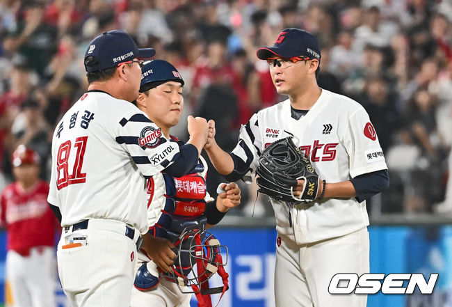 [OSEN=부산, 이석우 기자] 7일 부산 사직야구장에서 2024 신한 SOL 뱅크 KBO 리그 롯데 자이언츠와 SSG 랜더스의 경기가 열렸다. 홈팀 롯데는 박세웅이 선발 출전하고 SSG는 앤더슨이 선발 출전했다.롯데 자이언츠 선발 투수 박세웅이 8회초 교체되고 있다. 2024.09.07 / foto0307@osen.co.kr