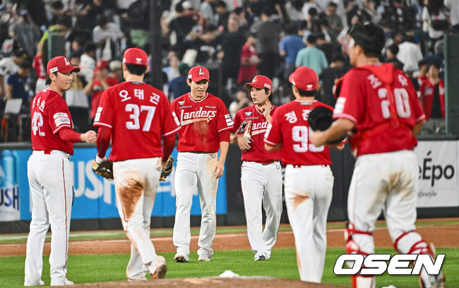 [OSEN=부산, 이석우 기자] 7일 부산 사직야구장에서 2024 신한 SOL 뱅크 KBO 리그 롯데 자이언츠와 SSG 랜더스의 경기가 열렸다. 홈팀 롯데는 박세웅이 선발 출전하고 SSG는 앤더슨이 선발 출전했다.SSG 랜더스 선수들이 롯데 자이언츠와 연장 12회 1-1 무승부를 기록하고 경기를 마치고 있다. 2024.09.07 / foto0307@osen.co.kr