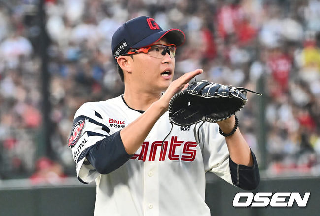 [OSEN=부산, 이석우 기자] 7일 부산 사직야구장에서 2024 신한 SOL 뱅크 KBO 리그 롯데 자이언츠와 SSG 랜더스의 경기가 열렸다. 홈팀 롯데는 박세웅이 선발 출전하고 SSG는 앤더슨이 선발 출전했다.롯데 자이언츠 선발 투수 박세웅이 6회초 2사 1,2루 SSG 랜더스 한유섬을 2루수 땅볼로 잡고 박수를 치고 있다. 2024.09.07 / foto0307@osen.co.kr