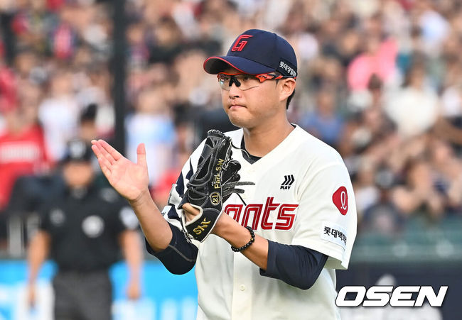 [OSEN=부산, 이석우 기자] 7일 부산 사직야구장에서 2024 신한 SOL 뱅크 KBO 리그 롯데 자이언츠와 SSG 랜더스의 경기가 열렸다. 홈팀 롯데는 박세웅이 선발 출전하고 SSG는 앤더슨이 선발 출전했다.롯데 자이언츠 선발 투수 박세웅이 4회초 2사 1,3루 SSG 랜더스 한유섬을 3루수 플라이 아웃으로 잡고 박수를 치며 기뻐하고 있다. 2024.09.07 / foto0307@osen.co.kr