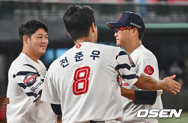 [OSEN=부산, 이석우 기자] 7일 부산 사직야구장에서 2024 신한 SOL 뱅크 KBO 리그 롯데 자이언츠와 SSG 랜더스의 경기가 열렸다. 홈팀 롯데는 박세웅이 선발 출전하고 SSG는 앤더슨이 선발 출전했다.롯데 자이언츠 선발 투수 박세웅이 8회초 교체되고 있다. 2024.09.07 / foto0307@osen.co.kr