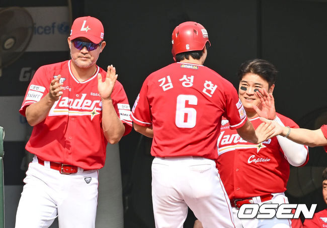 [OSEN=부산, 이석우 기자] 8일 부산 사직야구장에서 2024 신한 SOL 뱅크 KBO 리그 롯데 자이언츠와 SSG 랜더스의 경기가 열렸다. SSG 랜더스 김성현이 4회초 2사 1루 오태곤의 중월 2점 홈런에 득점을 올리고 하이파이브를 하고 있다. 2024.09.08 / foto0307@osen.co.kr