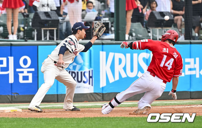 [OSEN=부산, 이석우 기자] 8일 부산 사직야구장에서 2024 신한 SOL 뱅크 KBO 리그 롯데 자이언츠와 SSG 랜더스의 경기가 열렸다. SSG 랜더스 최정이 3회초 좌익수 오른쪽 뒤 3루타를 치고 진루하고 있다. 2024.09.08 / foto0307@osen.co.kr