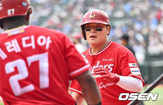 [OSEN=부산, 이석우 기자] 8일 부산 사직야구장에서 2024 신한 SOL 뱅크 KBO 리그 롯데 자이언츠와 SSG 랜더스의 경기가 열렸다. SSG 랜더스 추신수가 1회초 1사 3루 최정의 중견수 희생플라이때 득점을 올리고 에레디아와 하이파이브를 하고 있다. 2024.09.08 / foto0307@osen.co.kr