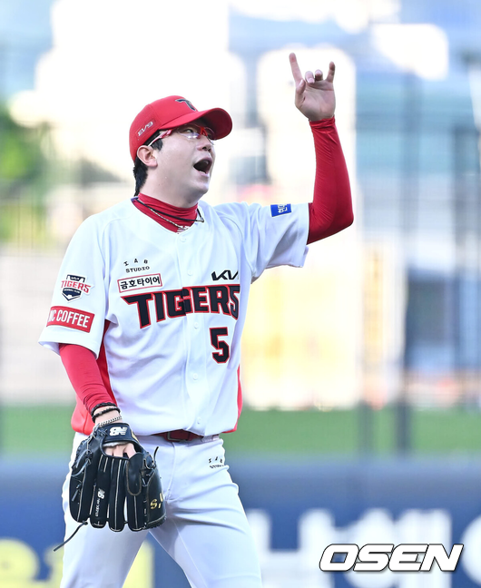 [OSEN=광주, 이석우 기자] 21일 광주-기아 챔피언스필드에서 2024 신한 SOL 뱅크 KBO 리그 KIA 타이거즈와 롯데 자이언츠의 경기가 열렸다.홈팀 KIA는 양현종이 선발 출전하고 방문팀 롯데는 박세웅이 선발 출전했다.KIA 타이거즈 선발투수 양현종이 1회초 2사 롯데 자이언츠 손호영의 플라이볼을 가리키고 있다. 2024.08.21 / foto0307@osen.co.kr