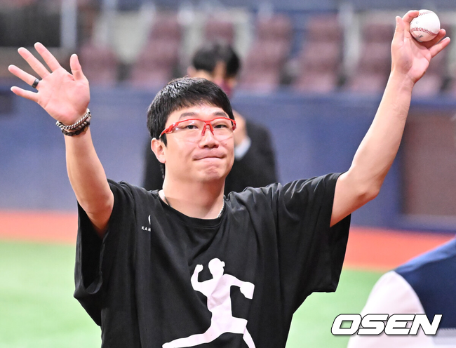 [OSEN=고척, 민경훈 기자] 프로야구 KIA 타이거즈가 김도영(21)의 대기록 달성과 함께 주중 3연전 위닝시리즈를 가져갔다. KIA는 15일 서울 고척스카이돔에서 열린 ‘2024 신한은행 SOL Bank KBO리그’ 키움 히어로즈와의 경기에서 12-1로 승리했다. 김도영은 헤이수스를 상대로 투런홈런을 터뜨리며 마침내 역대 9번째이자 최연소 30홈런-30도루를 달성했다.경기를 마치고 KIA 양현종이 팬들에게 인사를 하고 있다. 2024.08.15 / rumi@osen.co.kr
