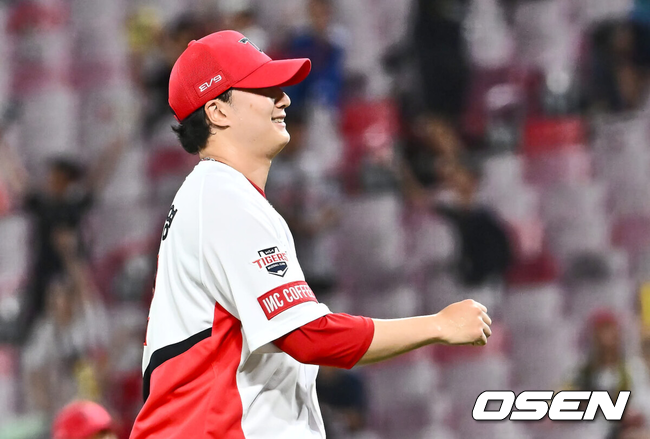 [OSEN=광주, 이석우 기자] 21일 광주-기아 챔피언스필드에서 2024 신한 SOL 뱅크 KBO 리그 KIA 타이거즈와 롯데 자이언츠의 경기가 열렸다.홈팀 KIA는 양현종이 선발 출전하고 방문팀 롯데는 박세웅이 선발 출전했다.KIA 타이거즈 정해영이 롯데 자이언츠에 6-5로 짜릿한 5연승을 올리고 주먹을 불끈쥐고 있다. 2024.08.21 / foto0307@osen.co.kr