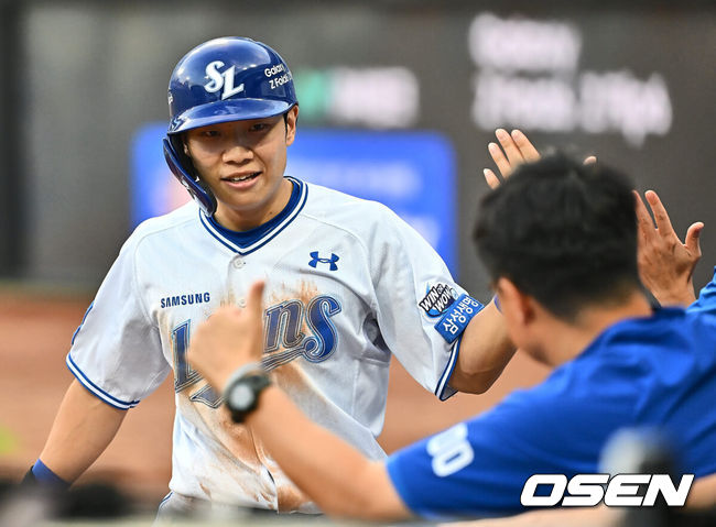 [OSEN=대구, 이석우 기자] 14일 대구삼성라이온즈파크에서 2024 신한 SOL 뱅크 KBO 리그 삼성 라이온즈와 KT 위즈의 경기가 열렸다. 홈팀 삼성은 원태인이 방문팀 KT는 쿠에바스가 선발 출전했다. 삼성 라이온즈 김지찬이 1회말 1사 1루 구자욱의 좌중간 1타점 2루타 때 득점을 올리고 하이파이브를 하고 있다. 2024.08.14 / foto0307@osen.co.kr