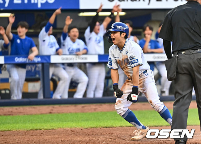 [OSEN=대구, 이석우 기자] 20일 대구삼성라이온즈파크에서 2024 신한 SOL 뱅크 KBO 리그 삼성 라이온즈와 롯데 자이언츠의 경기가 열렸다. 홈팀 삼성은 원태인이 방문팀 롯데는 이인복이 선발 출전했다. 삼성 라이온즈 김지찬이 3회말 1사 1,2루 류지혁의 우익수 오른쪽 2타점 2루타 때 득점을 올리고 환호하고 있다. 2024.07.20 / foto0307@osen.co.kr