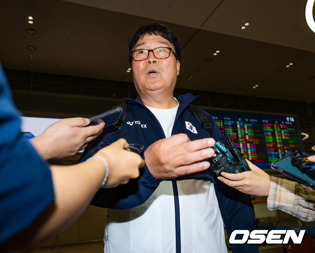 [OSEN=인천공항, 민경훈 기자] 2024 파리 올림픽 배드민턴 대표팀의 수장 배드민턴 협회 김택규 회장이 7일 오전 인천국제공항을 통해 선수단 보다 먼저 귀국했다.세계랭킹 1위 안세영은 지난 5일(한국시간) 프랑스 파리 포르트 드 라 샤펠 경기장에서 열린 2024 파리 올림픽 배드민턴 여자 단식 결승전에서 세계랭킹 9위 허빙자오(중국)를 2-0(21-13, 21-16)으로 꺾고 우승을 차지했다. 하지만 안세영은 경기 후 대한배드민턴협회의 선수 부상관리, 선수 육성 및 훈련방식, 협회의 의사결정 체계, 대회출전 등에 대한 문제점을 지적하는 폭탄 발언으로 눈길을 끌었다.  배드민턴 협회 김택규 회장을 입국장을 통과한 후 취재진과 얘기를 나누고 있다. 2024.08.07 /rumi@osen.co.kr