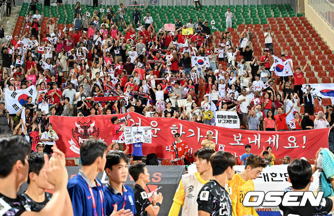 [OSEN=무스카트(오만) 민경훈 기자] 홍명보 감독이 이끄는 대한민국 축구 국가대표팀은 10일 오후 11시(이하 한국시간) 오만 무스카트의 술탄 카부스 종합운동장에서 오만과 2026 국제축구연맹(FIFA) 북중미 월드컵 아시아 지역 3차 예선 B조 2차전 맞대결에서 3-1 승리를 거뒀다.<br /><br />이로써 홍명보호는 지난 팔레스타인전 충격을 딛고 첫 승을 신고하는 데 성공했다.<br /><br />경기 종료 후 팬들이 선수단을 향해 환호하고 있다. 2024.09.10 / rumi@osen.co.kr