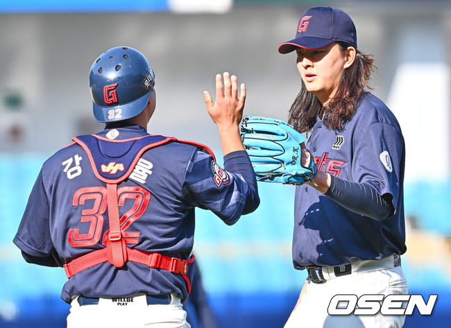 롯데 자이언츠 김원중이 포수 강태율과 하이파이브를 하고 있다. / OSEN DB