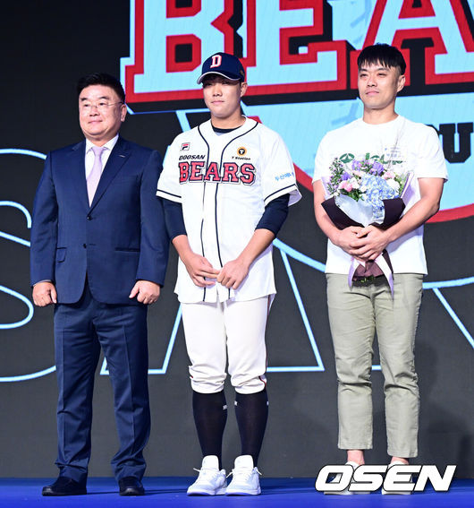 [OSEN=지형준 기자] 11일 오후 서울 잠실 롯데호텔 월드에서 2025 KBO 신인 드래프트가 열렸다.2025 KBO 신인 드래프트는 전면 드래프트 방식으로 진행된다. 지명은 1라운드부터 11라운드까지 이뤄지며, 2023년도 구단 순위의 역순인 키움-한화-삼성-롯데-KIA-두산-NC-SSG-KT-LG 순서로 실시된다.덕수고 박준순이 두산에 1라운드 지명되며 김태룡 단장, 아버지와 포즈를 취하고 있다. 2024.09.11 /