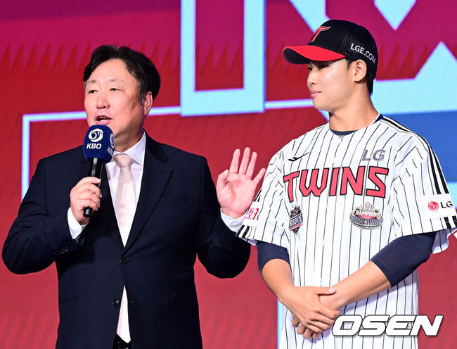 [OSEN=지형준 기자] 11일 오후 서울 잠실 롯데호텔 월드에서 2025 KBO 신인 드래프트가 열렸다.2025 KBO 신인 드래프트는 전면 드래프트 방식으로 진행된다. 지명은 1라운드부터 11라운드까지 이뤄지며, 2023년도 구단 순위의 역순인 키움-한화-삼성-롯데-KIA-두산-NC-SSG-KT-LG 순서로 실시된다.LG 차명석 단장이 서울고 김영우를 지명한 이유를 설명하고 있다. 2024.09.11 /