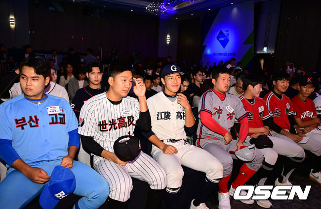 [OSEN=지형준 기자] 11일 오후 서울 잠실 롯데호텔 월드에서 2025 KBO 신인 드래프트가 열렸다.2025 KBO 신인 드래프트는 전면 드래프트 방식으로 진행된다. 지명은 1라운드부터 11라운드까지 이뤄지며, 2023년도 구단 순위의 역순인 키움-한화-삼성-롯데-KIA-두산-NC-SSG-KT-LG 순서로 실시된다.드래프트에 참가한 선수들이 준비를 하고 있다. 2024.09.11 / jpnews@osen.co.kr