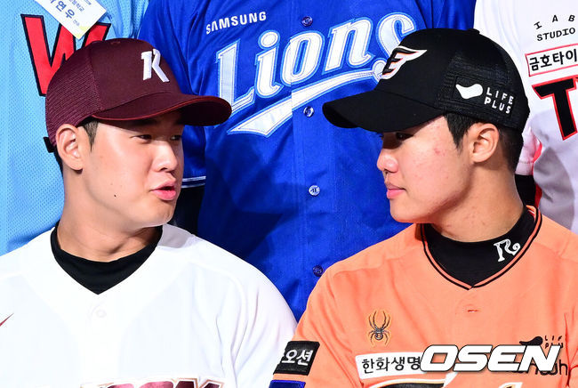 [OSEN=지형준 기자] 11일 오후 서울 잠실 롯데호텔 월드에서 2025 KBO 신인 드래프트가 열렸다.2025 KBO 신인 드래프트는 전면 드래프트 방식으로 진행된다. 지명은 1라운드부터 11라운드까지 이뤄지며, 2023년도 구단 순위의 역순인 키움-한화-삼성-롯데-KIA-두산-NC-SSG-KT-LG 순서로 실시된다.전체 1순위로 지명된 키움 정현우(덕수고), 2순위 한화 정우주(전주고)가 이야기를 나누고 있다. 2024.09.11 / jpnews@osen.co.kr