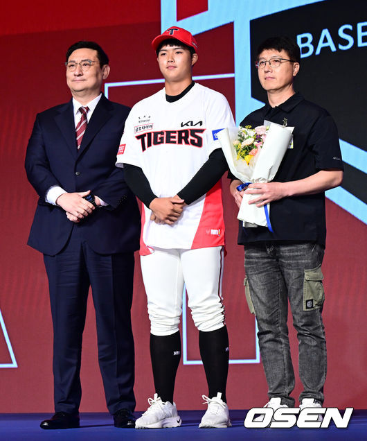 [OSEN=지형준 기자] 11일 오후 서울 잠실 롯데호텔 월드에서 2025 KBO 신인 드래프트가 열렸다.2025 KBO 신인 드래프트는 전면 드래프트 방식으로 진행된다. 지명은 1라운드부터 11라운드까지 이뤄지며, 2023년도 구단 순위의 역순인 키움-한화-삼성-롯데-KIA-두산-NC-SSG-KT-LG 순서로 실시된다.덕수고 김태형이 KIA에 1라운드 지명되며 심재학 단장, 아버지와 포즈를 취하고 있다. 2024.09.11 / jpnews@osen.co.kr