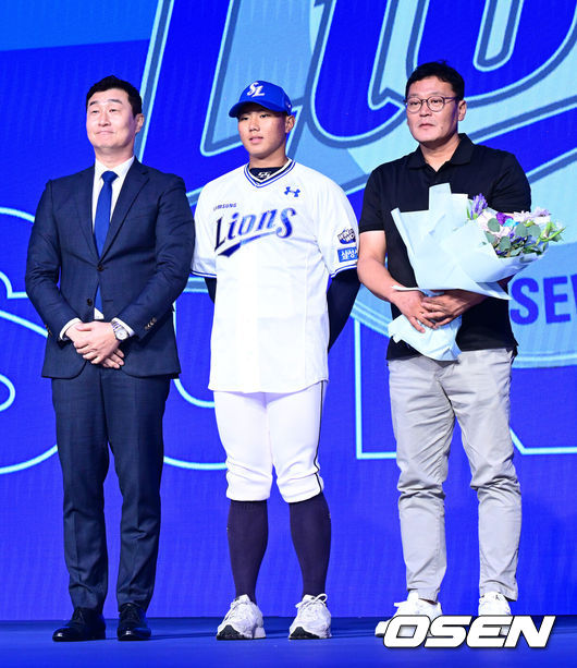 [OSEN=지형준 기자] 11일 오후 서울 잠실 롯데호텔 월드에서 2025 KBO 신인 드래프트가 열렸다.2025 KBO 신인 드래프트는 전면 드래프트 방식으로 진행된다. 지명은 1라운드부터 11라운드까지 이뤄지며, 2023년도 구단 순위의 역순인 키움-한화-삼성-롯데-KIA-두산-NC-SSG-KT-LG 순서로 실시된다.대구고 배찬승이 삼성에 지명되며 이종열 단장, 아버지와 포즈를 취하고 있다. 2024.09.11 / jpnews@osen.co.kr