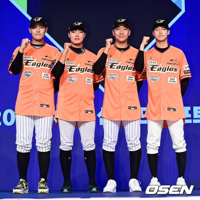 [OSEN=지형준 기자] 11일 오후 서울 잠실 롯데호텔 월드에서 2025 KBO 신인 드래프트가 열렸다. 한화에 지명된 한지윤, 정우주, 권민규, 배승수(왼쪽부터)가 포즈를 취하고 있다. 2024.09.11 / jpnews@osen.co.kr