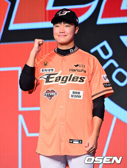 [OSEN=지형준 기자] 11일 오후 서울 잠실 롯데호텔 월드에서 2025 KBO 신인 드래프트가 열렸다. 전주고 정우주가 한화에 지명되며 포즈를 취하고 있다. 2024.09.11 / jpnews@osen.co.kr