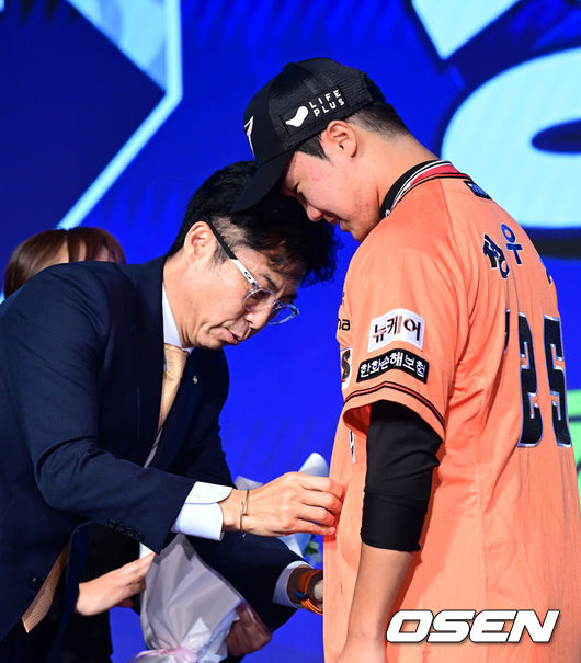 [OSEN=지형준 기자] 11일 오후 서울 잠실 롯데호텔 월드에서 2025 KBO 신인 드래프트가 열렸다. 전주고 정우주가 한화에 지명되며 손혁 단장이 유니폼을 전달하고 있다. 2024.09.11 / jpnews@osen.co.kr