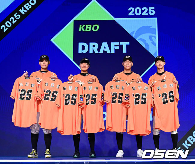 [OSEN=지형준 기자] 11일 오후 서울 잠실 롯데호텔 월드에서 2025 KBO 신인 드래프트가 열렸다. 한화에 지명된 한지윤, 정우주, 권민규, 배승수(왼쪽부터)가 포즈를 취하고 있다. 2024.09.11 / jpnews@osen.co.kr