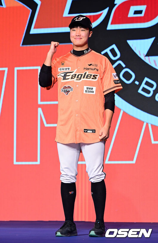 [OSEN=지형준 기자] 11일 오후 서울 잠실 롯데호텔 월드에서 2025 KBO 신인 드래프트가 열렸다.2025 KBO 신인 드래프트는 전면 드래프트 방식으로 진행된다. 지명은 1라운드부터 11라운드까지 이뤄지며, 2023년도 구단 순위의 역순인 키움-한화-삼성-롯데-KIA-두산-NC-SSG-KT-LG 순서로 실시된다.전주고 정우주가 한화에 지명되며 포즈를 취하고 있다. 2024.09.11 / 