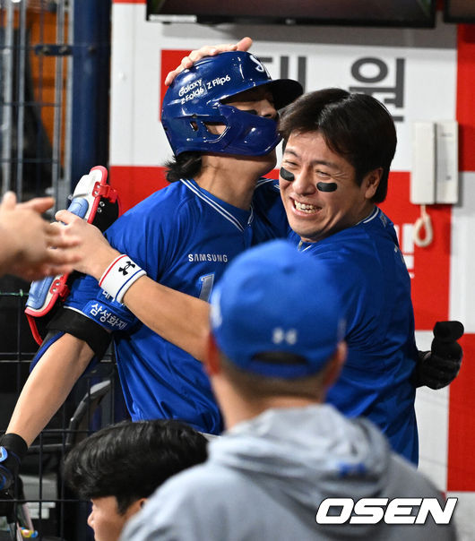 [OSEN=이대선 기자] 11회초 무사에서 삼성 구자욱(왼쪽)이 우월 솔로 홈런을 치고 난 뒤 강민호와 포옹하며 기뻐하고 있다. 2024.08.29 /sunday@osen.co.kr