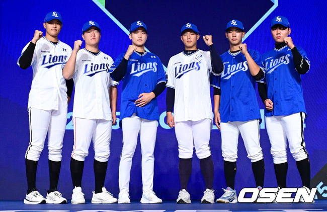 [OSEN=지형준 기자] 11일 오후 서울 잠실 롯데호텔 월드에서 2025 KBO 신인 드래프트가 열렸다. 삼성에 지명된 신인 선수들이 포즈를 취하고 있다. 2024.09.11 / jpnews@osen.co.kr