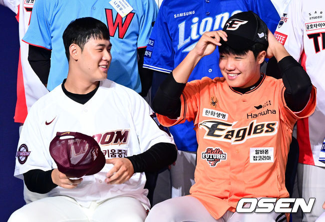 [OSEN=지형준 기자] 11일 오후 서울 잠실 롯데호텔 월드에서 2025 KBO 신인 드래프트가 열렸다.2025 KBO 신인 드래프트는 전면 드래프트 방식으로 진행된다. 지명은 1라운드부터 11라운드까지 이뤄지며, 2023년도 구단 순위의 역순인 키움-한화-삼성-롯데-KIA-두산-NC-SSG-KT-LG 순서로 실시된다.전체 1순위로 지명된 키움 정현우(덕수고), 2순위 한화 정우주(전주고)가 이야기를 나누고 있다. 2024.09.11 / jpnews@osen.co.kr