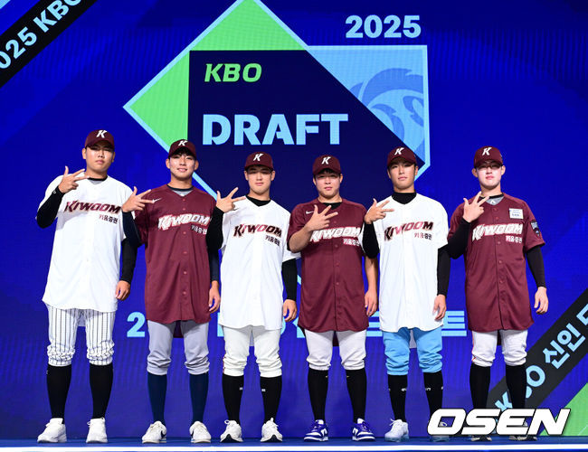 [OSEN=지형준 기자] 11일 오후 서울 잠실 롯데호텔 월드에서 2025 KBO 신인 드래프트가 열렸다.2025 KBO 신인 드래프트는 전면 드래프트 방식으로 진행된다. 지명은 1라운드부터 11라운드까지 이뤄지며, 2023년도 구단 순위의 역순인 키움-한화-삼성-롯데-KIA-두산-NC-SSG-KT-LG 순서로 실시된다.키움에 지명된 신인 선수들이 포즈를 취하고 있다. 2024.09.11 / jpnews@osen.co.kr