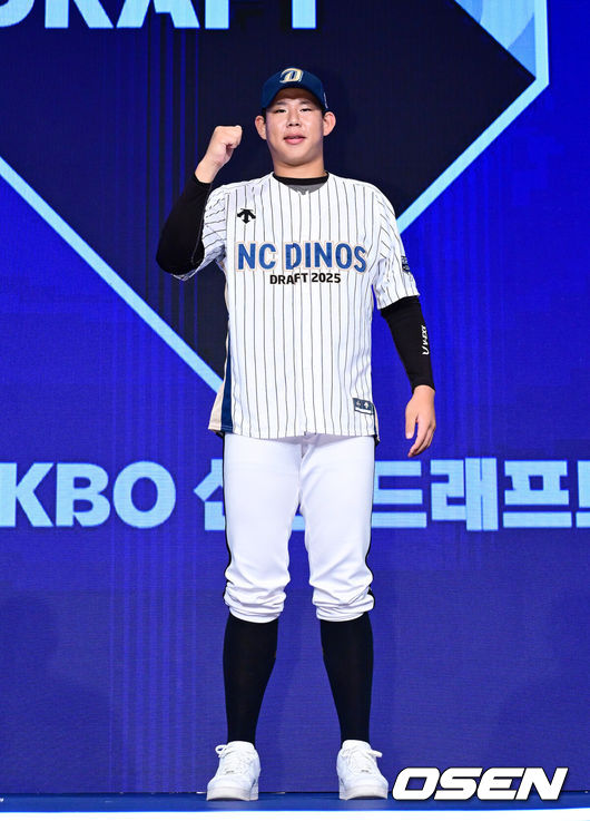 [OSEN=지형준 기자] 11일 오후 서울 잠실 롯데호텔 월드에서 2025 KBO 신인 드래프트가 열렸다.2025 KBO 신인 드래프트는 전면 드래프트 방식으로 진행된다. 지명은 1라운드부터 11라운드까지 이뤄지며, 2023년도 구단 순위의 역순인 키움-한화-삼성-롯데-KIA-두산-NC-SSG-KT-LG 순서로 실시된다.NC에 지명된 대구상원고 투수 이세민이  포즈를 취하고 있다. 2024.09.11 / jpnews@osen.co.kr