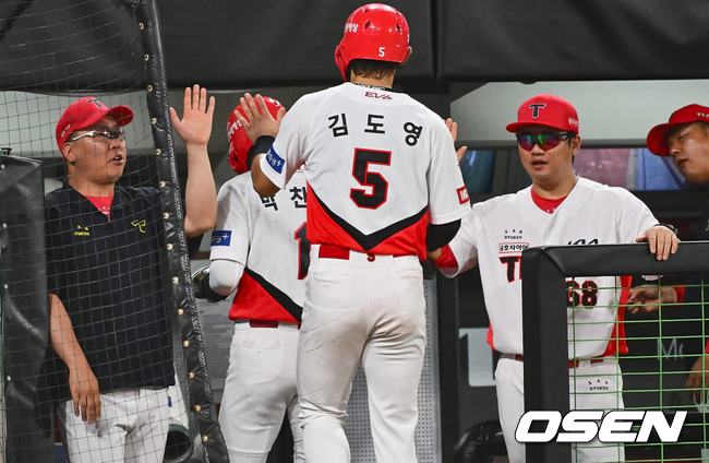 [OSEN=광주, 이석우 기자] 20일 광주-기아 챔피언스필드에서 2024 신한 SOL 뱅크 KBO 리그 KIA 타이거즈와 롯데 자이언츠의 경기가 열린다.홈팀 KIA는 황동하가 선발 출전하고 방문팀 롯데는 김진욱이 선발 출전한다.KIA 타이거즈 이범호 감독이 가 3회말 2사 2,3루 소크라테스의 2타점 좌중간 2루타 때 득점을 올린 김도영과 박찬호를 반기고 있다. 2024.08.20 / foto0307@osen.co.kr