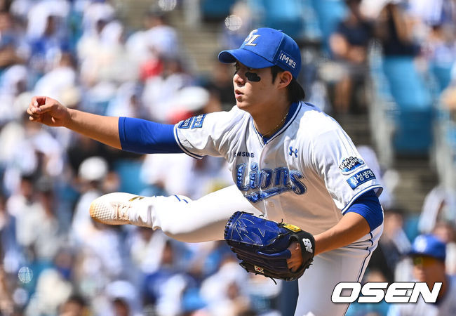 [OSEN=대구, 이석우 기자] 1일 대구삼성라이온즈파크에서 2024 신한 SOL 뱅크 KBO 리그 삼성 라이온즈와 KIA 타이거즈의 경기가 열렸다. 홈팀 삼성은 원태인이 방문팀 KIA는 스타우트가 선발 출전했다. 삼성 라이온즈 선발 투수 원태인이 역투하고 있다. 2024.09.01 / foto0307@osen.co.kr