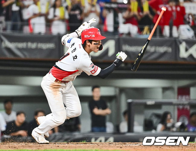 [OSEN=광주, 이석우 기자] 22일 광주-기아 챔피언스필드에서 2024 신한 SOL 뱅크 KBO 리그 KIA 타이거즈와 롯데 자이언츠의 경기가 열렸다.홈팀 KIA는 김도현이 선발 출전하고 방문팀 롯데는 반즈가 선발 출전했다.KIA 타이거즈 박찬호가 8회말 우익수 앞 안타를 치고 있다. 2024.08.22 / foto0307@osen.co.kr