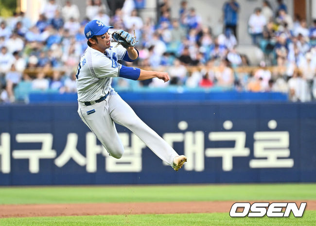 [OSEN=대구, 이석우 기자] 14일 대구삼성라이온즈파크에서 2024 신한 SOL 뱅크 KBO 리그 삼성 라이온즈와 KT 위즈의 경기가 열렸다. 홈팀 삼성은 원태인이 방문팀 KT는 쿠에바스가 선발 출전했다. 삼성 라이온즈 김영웅이 1회초 1사 KT 위즈 김상수의 3루 땅볼을 잡아 1루에 던지고 있다. 2024.08.14 / foto0307@osen.co.kr