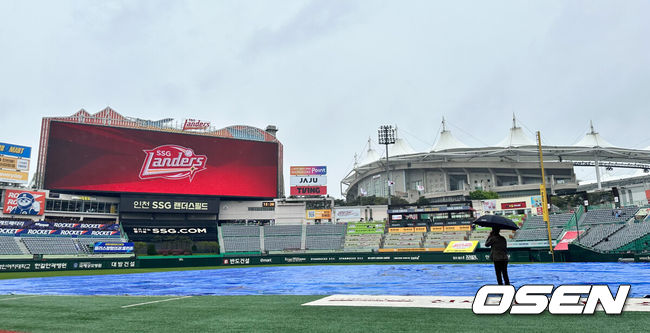 13일 인천 SSG랜더스필드에서 열릴 예정이던 프로야구 SSG 랜더스와 LG 트윈스의 경기가 비로 취소됐다.이날 취소된 경기는 오는 24일로 재편성됐다. / OSEN DB