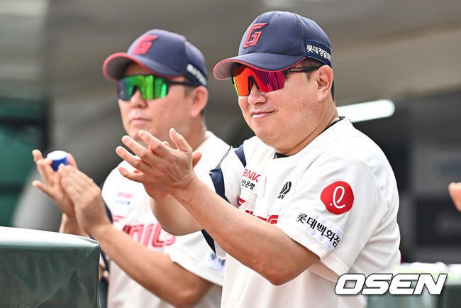 [OSEN=부산, 이석우 기자] 8일 부산 사직야구장에서 2024 신한 SOL 뱅크 KBO 리그 롯데 자이언츠와 SSG 랜더스의 경기가 열렸다. 홈팀 롯데는 반즈가 선발 출전하고 SSG는 엘리아스가 선발 출전했다.롯데 자이언츠 김태형 감독이 시구를 마친 김하윤을 보며 박수를 치고 있다. 2024.09.08 / foto0307@osen.co.kr