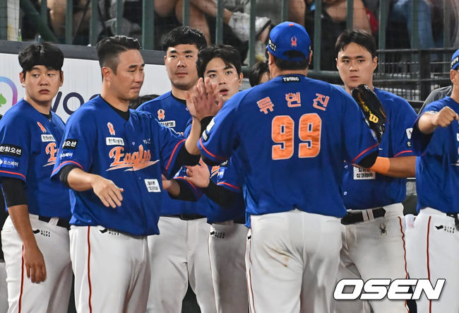 [OSEN=부산, 이석우 기자] 13일 부산 사직야구장에서 2024 신한 SOL 뱅크 KBO 리그 롯데 자이언츠와 한화 이글스의 경기가 열렸다. 홈팀 롯데는 박세웅이 선발 출전하고 한화는 류현진이 선발 출전했다.한화 이글스 류현진이 6회말 수비를 무실점으로 막고 동료들과 하이파이브를 하고 있다. 2024.09.13 / foto0307@osen.co.kr