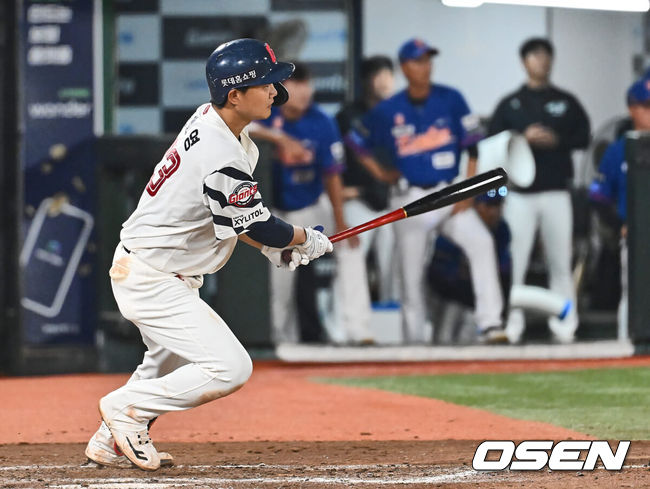 [OSEN=부산, 이석우 기자] 13일 부산 사직야구장에서 2024 신한 SOL 뱅크 KBO 리그 롯데 자이언츠와 한화 이글스의 경기가 열렸다. 홈팀 롯데는 박세웅이 선발 출전하고 한화는 류현진이 선발 출전했다.롯데 자이언츠 손호영이 7회말 1사 만루 유격수 왼쪽 뒤 2타점 내야안타를 치고 있다. 2024.09.13 / foto0307@osen.co.kr