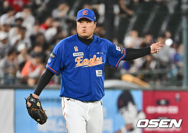 [OSEN=부산, 이석우 기자] 13일 부산 사직야구장에서 2024 신한 SOL 뱅크 KBO 리그 롯데 자이언츠와 한화 이글스의 경기가 열렸다. 홈팀 롯데는 박세웅이 선발 출전하고 한화는 류현진이 선발 출전했다.한화 이글스 류현진이 2회말 무사 2루 롯데 자이언츠 전준우의 유격수 땅볼을 잡지 못하는 실책을 범한 이도윤에게 괜찮다는 사인을 보내고 있다. 2024.09.13 / foto0307@osen.co.kr