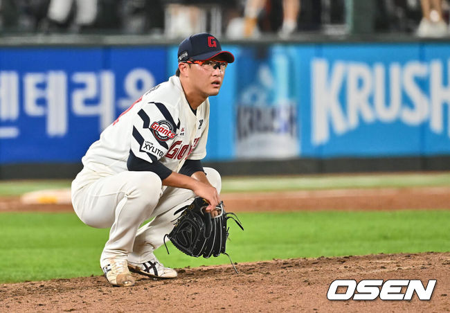 [OSEN=부산, 이석우 기자] 13일 부산 사직야구장에서 2024 신한 SOL 뱅크 KBO 리그 롯데 자이언츠와 한화 이글스의 경기가 열렸다. 홈팀 롯데는 박세웅이 선발 출전하고 한화는 류현진이 선발 출전했다.롯데 자이언츠 선발 투수 박세웅이 7회초 2사 한화 이글스 이도윤의 유격수 앞 타구를 놓치자 아쉬워하고 있다. 2024.09.13 / foto0307@osen.co.kr