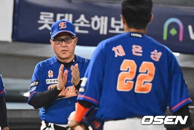 [OSEN=부산, 이석우 기자] 13일 부산 사직야구장에서 2024 신한 SOL 뱅크 KBO 리그 롯데 자이언츠와 한화 이글스의 경기가 열렸다. 홈팀 롯데는 박세웅이 선발 출전하고 한화는 류현진이 선발 출전했다.한화 이글스 김경문 감독이 롯데 자이언츠에 8-4로 승리한 후 기뻐하고 있다. 2024.09.13 / foto0307@osen.co.kr