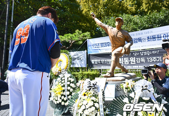 [OSEN=부산, 이석우 기자] 투혼, 헌신, 희생, 도전의 아이콘 불멸의 무쇠팔 故 최동원 감독 13주기 추모행사가 14일 부산 사직야구장 최동원 동상 앞에서 열렸다.1984 한국시리즈에서 혼자 4승을 따내 팀을 창단 첫 우승으로 이끌며 롯데 자이언츠 최초 영구 결번(11번)으로 지정된 선수이다.한화 류현진이 故 최동원 감독 동상 앞에서 헌화하고 있다. 2024.09.14 / foto0307@osen.co.kr