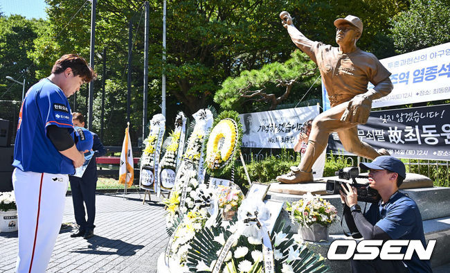 [OSEN=부산, 이석우 기자] 투혼, 헌신, 희생, 도전의 아이콘 불멸의 무쇠팔 故 최동원 감독 13주기 추모행사가 14일 부산 사직야구장 최동원 동상 앞에서 열렸다.1984 한국시리즈에서 혼자 4승을 따내 팀을 창단 첫 우승으로 이끌며 롯데 자이언츠 최초 영구 결번(11번)으로 지정된 선수이다.한화 류현진이 故 최동원 감독 동상 앞에서 헌화하고 있다. 2024.09.14 / foto0307@osen.co.kr