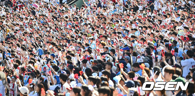 [OSEN=부산, 이석우 기자] 14일 부산 사직야구장에서 2024 신한 SOL 뱅크 KBO 리그 롯데 자이언츠와 한화 이글스의 경기가 열렸다. 홈팀 롯데는 반즈가 선발 출전하고 한화는 이상규가 선발 출전했다.롯데 자이언츠 팬들이 뜨거운 태양 아래서 열띤 응원을 하고 있다. 2024.09.14 / foto0307@osen.co.kr