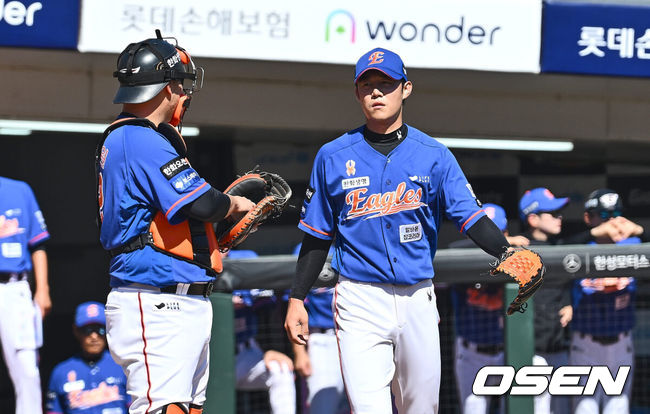 [OSEN=부산, 이석우 기자] 14일 부산 사직야구장에서 2024 신한 SOL 뱅크 KBO 리그 롯데 자이언츠와 한화 이글스의 경기가 열렸다. 홈팀 롯데는 반즈가 선발 출전하고 한화는 이상규가 선발 출전했다.한화 이글스 선발 투수 이상규가 1회말 1사 2루 롯데 자이언츠 레이예스에게 우익수 앞 1타점 적시타를 맞고 아쉬워하고 있다. 2024.09.14 / foto0307@osen.co.kr